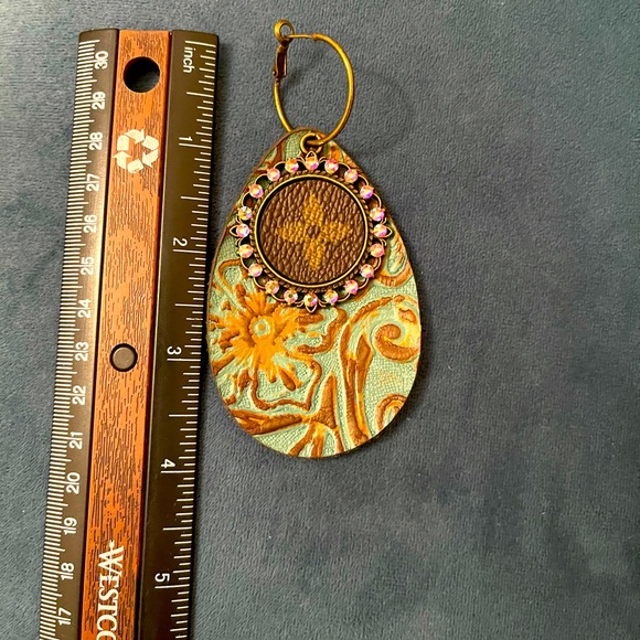 Earrings - Picture 1 of 4